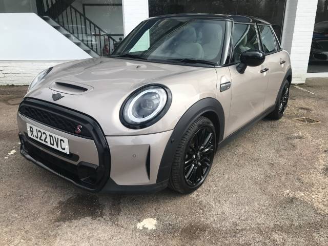 Mini Hatchback 2.0 Cooper S Exclusive 5dr Auto - SUNROOF - H/LEATHER - COMFORT PLUS PACK - CAMERA Hatchback Petrol Roof Top Grey