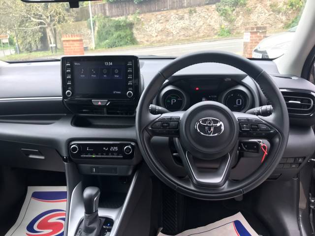 2022 Toyota Yaris 1.5 Hybrid Design 5dr CVT - CAR PLAY - REAR CAMERA - 1 OWNER