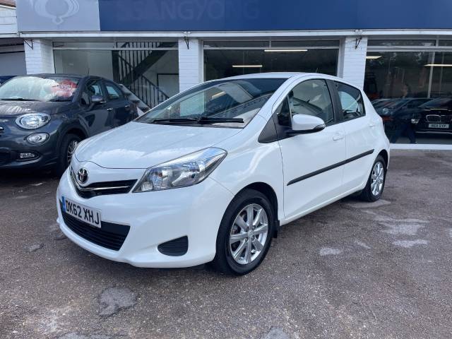 Toyota Yaris 1.33 VVT-i TR 5dr Multidrive S - ONE OWNER - FTSH -  REAR CAMERA AND SENSORS Hatchback Petrol White