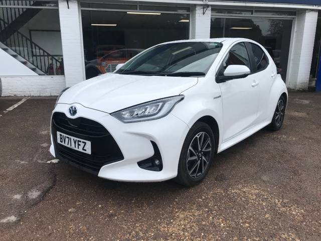 Toyota Yaris 1.5 Hybrid Design 5dr CVT - FTSH - APPLE CAR PLAY  BLUETOOTH - 1 OWNER Hatchback Petrol / Electric Hybrid White