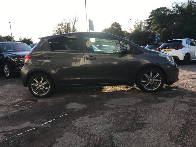 2013 Toyota Yaris 1.33 VVT-i SR 5dr - FSH - SAT NAV - 1/2 LEATHER
