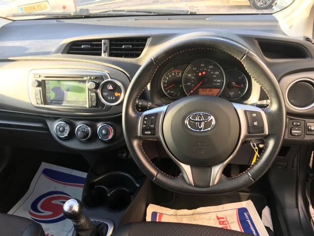 2013 Toyota Yaris 1.33 VVT-i SR 5dr - FSH - SAT NAV - 1/2 LEATHER