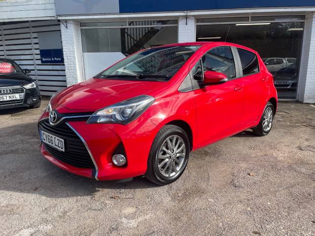 Toyota Yaris 1.33 VVT-i Icon 5dr - CAMERA - BLUETOOTH - Hatchback Petrol Red