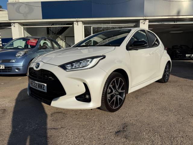 Toyota Yaris 1.5 Hybrid Dynamic 5dr CVT - APPLE CAR PLAY- CAMERA A- Hatchback Petrol / Electric Hybrid White