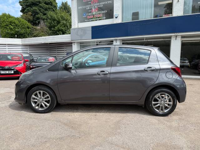 2015 Toyota Yaris 1.33 VVT-i Icon 5dr CVT - FRONT AND REAR SENSORS, CAMERA SAT NAV