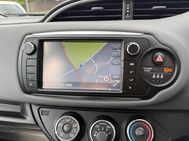 2015 Toyota Yaris 1.33 VVT-i Icon 5dr CVT - FRONT AND REAR SENSORS, CAMERA SAT NAV