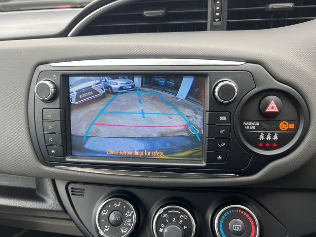 2016 Toyota Yaris 1.33 VVT-i Design 5dr CVT - FTSH - £35.00 TAX - REAR CAMERA - AIR CON