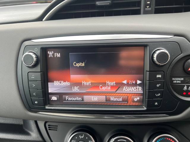 2016 Toyota Yaris 1.33 VVT-i Design 5dr CVT - FTSH - £35.00 TAX - REAR CAMERA - AIR CON