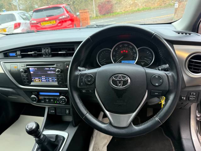 2012 Toyota Auris 1.33 Dual VVTi Icon 5dr - ONE OWNER - FTSH - AIR CON  - ALLOYS - REAR CAMERA