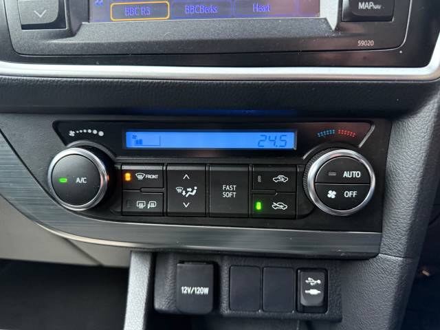 2012 Toyota Auris 1.33 Dual VVTi Icon 5dr - ONE OWNER - FTSH - AIR CON  - ALLOYS - REAR CAMERA
