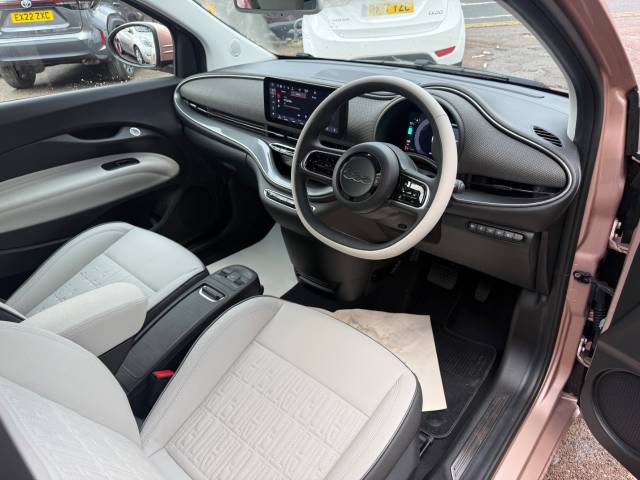 2025 Fiat 500e C 0.0 87kW 42kWh 2dr Auto La Prima - HEATED LEATHER - PARKING SENSORS- CAR PLAY